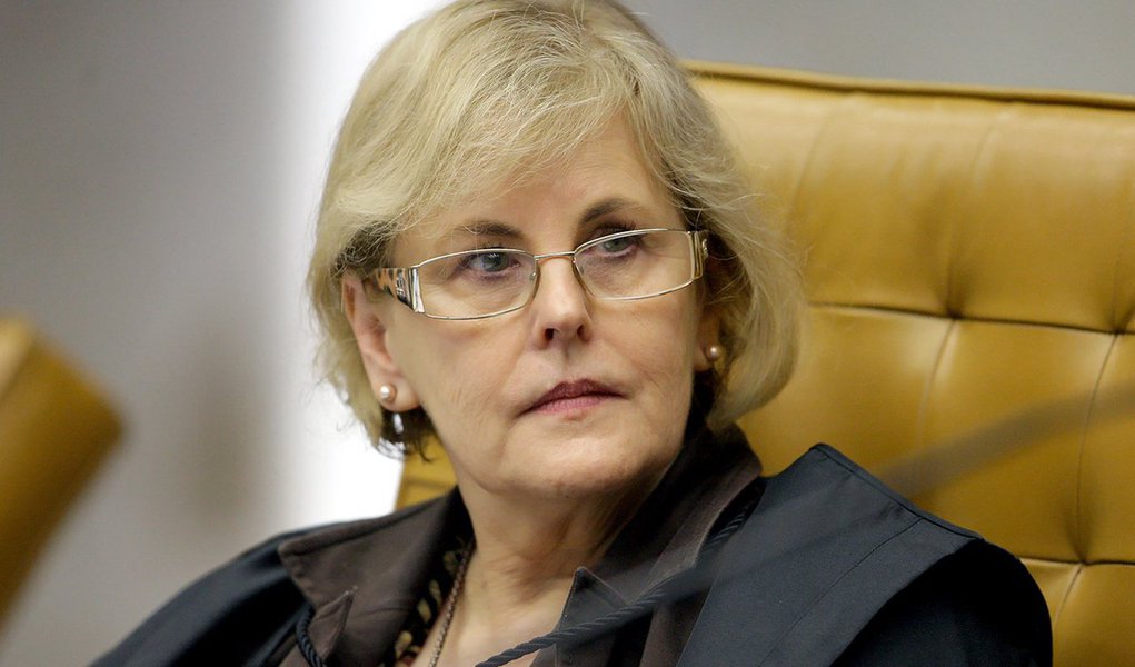 Ministra Rosa Weber, do Supremo Tribunal Federal, afirmou nesta quinta (10) que vai analisar em conjunto pedidos da oposição e de parlamentares governistas sobre a criação da CPI da Petrobras; relatora dos mandados de segurança, está analisando as argumentações apresentadas, e a decisão não sairá hoje; ela não tem prazo para julgar os mandados; oposição quer CPI só sobre Petrobras; governistas querem incluir  contratos do metrô de SP e irregularidades em Suape 