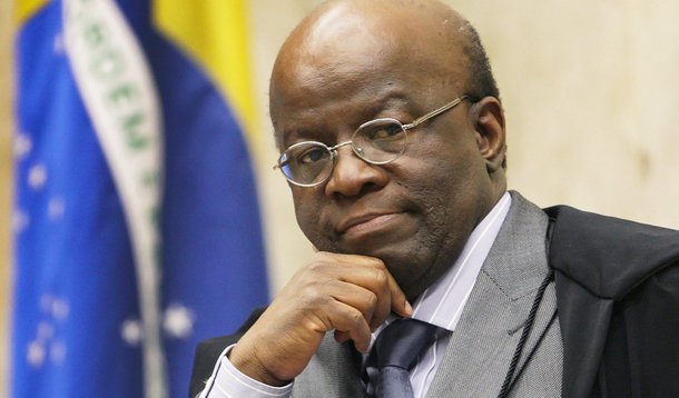 Ministro Joaquim Barbosa, do Supremo Tribunal Federal (STF), pediu o adiamento de sua aposentadoria, de julho para o dia 6 de agosto; pedido foi feito ao Ministério da Justiça nesta segunda (7); primeiro requerimento era para esta quinta (10); no documento não há explicações para a mudança; uma das explicações é que a transição para a equipe de Ricardo Lewandowski, que assumirá a presidência da Corte, estaria sendo feita "às pressas", já que julho é mês de recesso do Judiciário