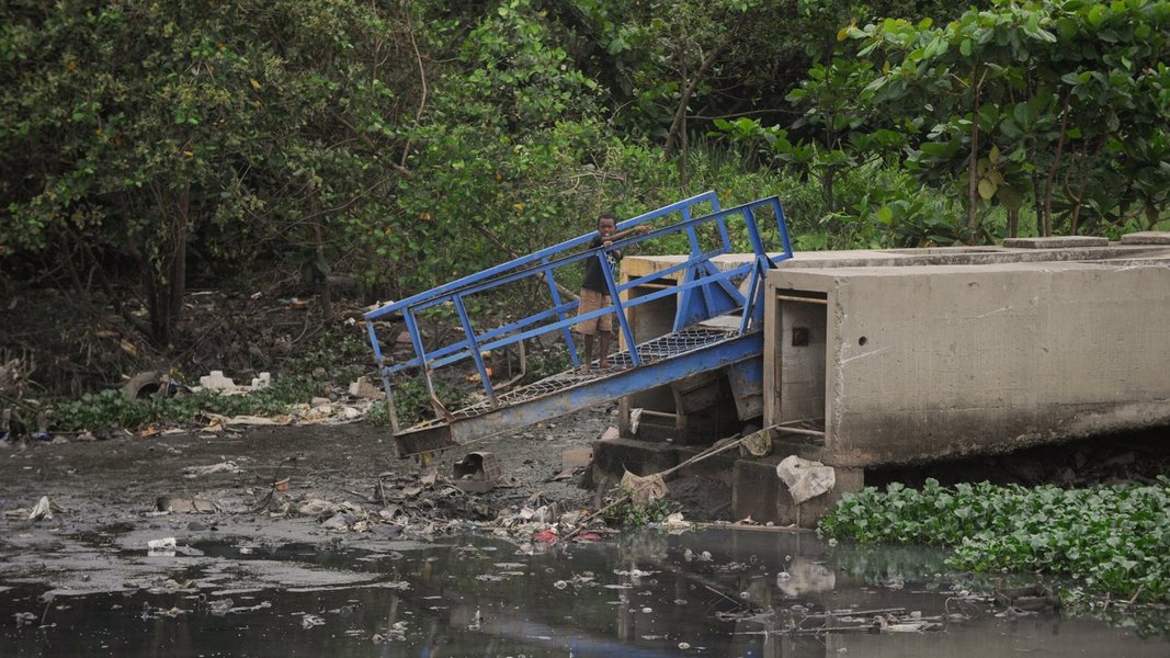 A quantidade de lixo retirada de 24 rios e canais da capital aumentou 6 mil de metros cúbicos (m3) em 2013, informa estudo da Secretaria Municipal do Meio Ambiente sobre o trabalho do Programa Guardiões dos Rios; o crescimento equivale a cerca de 45% de um ano para outro