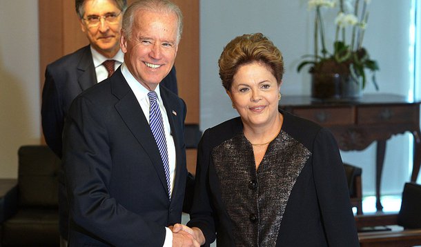 Presidente Dilma Rousseff vai receber o vice-presidente dos Estados Unidos, Joe Biden, durante a Copa do Mundo; de acordo com a Secretaria de Comunicação Social da Presidência, Dilma recebeu, nesta quinta (8), um telefonema do vice-presidente estadunidense, que manifestou a intenção de vir ao Brasil para assistir a um jogo da sua seleção; Dilma disse que a visita "só aumenta o prestígio do Brasil"