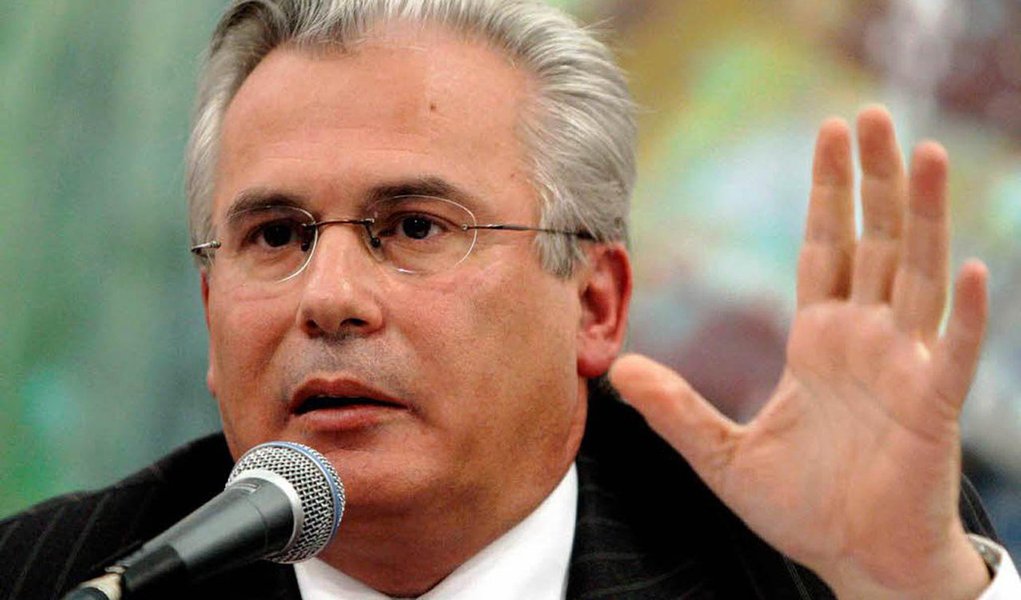 Juiz espanhol Baltasar Garzón Real, que prendeu o ex-ditador chileno Augusto Pinochet, afirmou, durante o Fórum Mundial de Direitos Humanos, em Brasília, que uma lei não pode impedir o acesso e a ação da Justiça, como tem ocorrido no Brasil; "Isso é um retrocesso e desampara a proteção integral às vítimas"