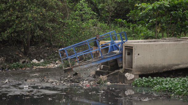 A quantidade de lixo retirada de 24 rios e canais da capital aumentou 6 mil de metros cúbicos (m3) em 2013, informa estudo da Secretaria Municipal do Meio Ambiente sobre o trabalho do Programa Guardiões dos Rios; o crescimento equivale a cerca de 45% de um ano para outro