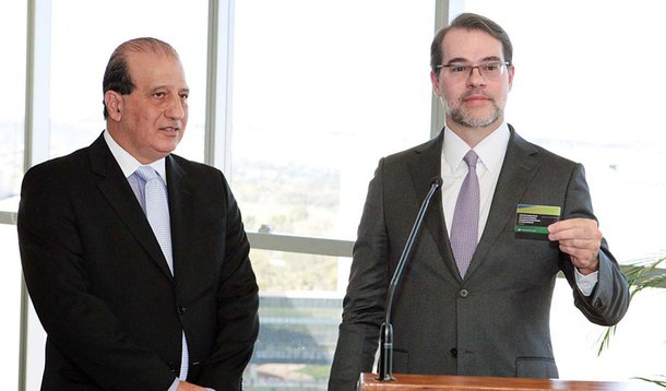 Distrito Federal é o campeão, com 729 gestores apontados como responsáveis por contas irregulares. Entre os citados na relação do tribunal estão funcionários públicos que ocupam cargos de menor destaque até ministros e governadores. Eles poderão ter os nomes excluídos da lista caso consigam decisão judicial ou liminar nesse sentido. A impugnação das candidaturas depende, em última instância, da Justiça Eleitoral