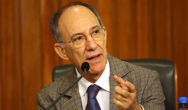 Presidente reeleito do PT diz que vai continuar a impor a regulamentação dos meios de comunicação entre os temas defendidos pelo partido ao governo Dilma Rousseff; segundo ele, alvos são monopólios como o da Globo; o petista critica ainda a cobertura da mídia dos escândalos envolvendo o PSDB: “Há uma certa preferência pela partidarização. Temos de trabalhar com realidade, com omissão, distorção, e meia verdade. Isso é o comportamento médio da mídia brasileira. Não se trata de censurá-la por isso. Mas de compreendê-la”