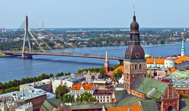 O país báltico de apenas dois milhões de habitantes se tornou o décimo oitavo membro da zona do euro na virada do ano, se distanciando ainda mais da sombra da vizinha Rússia, uma década depois de se juntar à União Europeia (UE) e à Otan (Organização do Tratado do Atlântico Norte)
