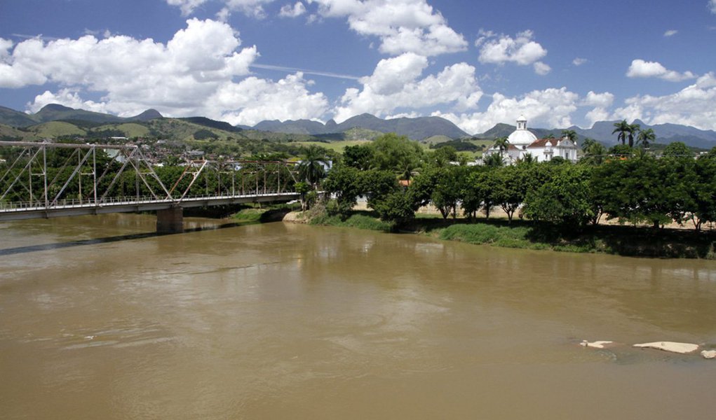 A ação civil pública do Ministério Público Federal (MPF) em Campos dos Goytacazes (RJ) contra a transposição do Rio Paraíba do Sul foi recebida pela Justiça Federal, com a intimação do governador de São Paulo, Geraldo Alckmin, Ibama e Agência Nacional de Águas (ANA); os réus devem se manifestar em até 72 horas acerca do pedido liminar do procurador da República Eduardo Santos de Oliveira