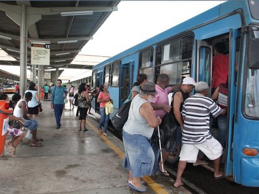 Motoristas, cobradores e fiscais de São Luís trabalham mantiveram 70% dos ônibus funcionando neste final de semana e garantem o mesmo contingente para esta segunda-feira; no entanto, o sindicato avisa que a paralisação será de 100% na terça-feira caso não aconteça uma nova rodada de negociações até esta data