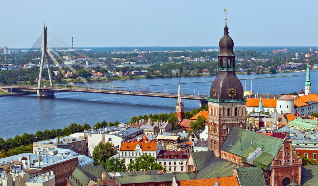 O país báltico de apenas dois milhões de habitantes se tornou o décimo oitavo membro da zona do euro na virada do ano, se distanciando ainda mais da sombra da vizinha Rússia, uma década depois de se juntar à União Europeia (UE) e à Otan (Organização do Tratado do Atlântico Norte)