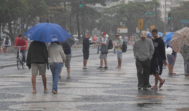 Capital tem possibilidade de chuvas moderadas e, ocasionalmente, fortes, nas zonas sul e norte, no centro, na Barra da Tijuca e em Jacarepaguá, na zona oeste; segundo o Centro de Operações da Prefeitura, instabilidades associadas ao transporte de umidade do mar para o continente devem provocar as precipitações