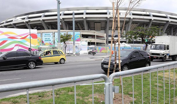 Com as principais vias de acesso ao Maracanã bloqueadas e a proibição de estacionamento em vias próximas ao local do jogo, o plano de mobilidade montado no Rio para atender aos torcedores passou no teste, no dia em que o estádio recebeu a primeira partida da Copa do Mundo, entre Argentina e Bósnia; o BRT Alvorada-Galeão, as linhas de ônibus e o metrô reforçaram a frota