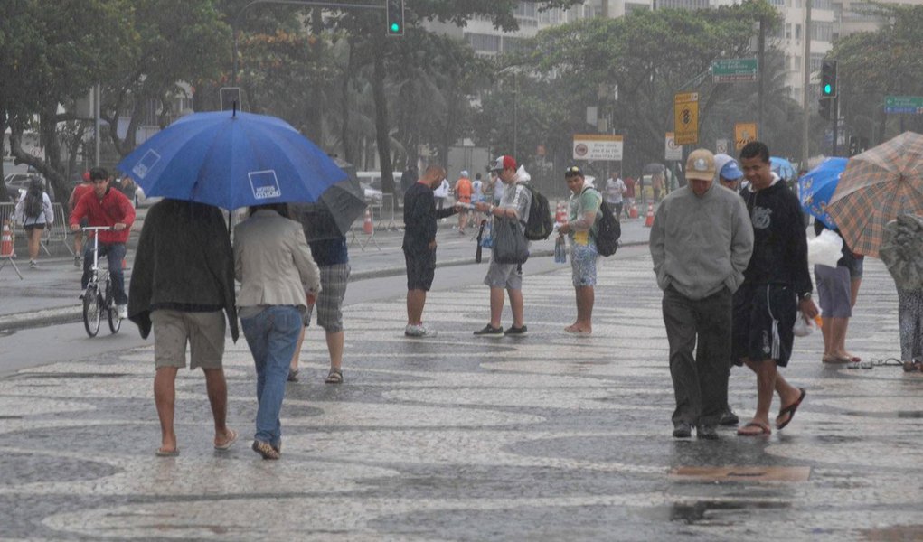 Capital tem possibilidade de chuvas moderadas e, ocasionalmente, fortes, nas zonas sul e norte, no centro, na Barra da Tijuca e em Jacarepaguá, na zona oeste; segundo o Centro de Operações da Prefeitura, instabilidades associadas ao transporte de umidade do mar para o continente devem provocar as precipitações