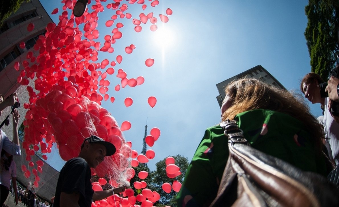 Estado do Rio registrou 92.178 casos de aids entre os anos de 2000 e 2012; taxa de incidência da doença aumentou de 29,9 casos por 100 mil habitantes, em 2000, para 32 por 100 mil habitantes, em 2011; na região metropolitana, a incidência sobe para 37,3 casos por 100 mil pessoas, em 2011; sexta-feira foi marcada por ações (na foto) no Dia Mundial de Luta contra a Aids; uso de preservativos ainda é a principal forma de prevenir a doença