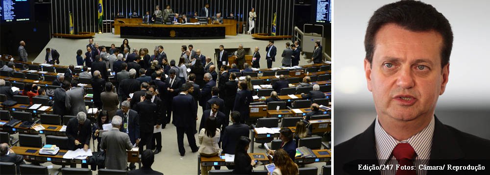 Até o meio-dia desta sexta, mais de 100 deputados e dois senadores haviam comunicado a troca de partido à Secretaria-Geral da Mesa da Câmara e do Senado; o prazo para os que querem concorrer nas próximas eleições termina amanhã; na Câmara, até o meio-dia, o Partido Social Democrático (PSD), de Gilberto Kassab, foi a legenda com mais pedidos de adesão: 52 ao todo