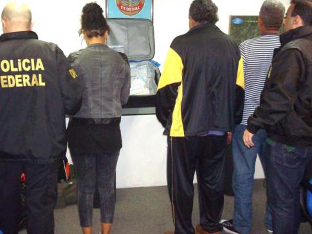 Uma estudante holandesa de 21 anos foi presa pela Polícia Federal no Aeroporto do Galeão, no Rio, quando tentava embarcar para Bruxelas com quase 2,5 kg de cocaína; com as informações repassadas por ela, a PF prendeu dois equatorianos, de 56 e de 40 anos, responsáveis pela entrega da droga à holandesa; todos foram autuados em flagrante, por tráfico internacional de drogas e se condenados, poderão ter penas de cinco a 15 anos de prisão