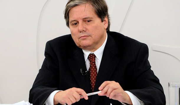 Jornalista Paulo Moreira Leite afirma, em seu blog, que o "esforço para criminalizar as doações é apenas uma tentativa de criminalizar um movimento político legítimo e, do ponto de vista de muitas pessoas, necessário"; "Não há nada de novo aqui, quando recordamos qual era o sentido a ação penal 470: criminalizar lideranças de um governo que, com todas as falhas e defeitos, mostrou-se capaz de realizar diversas mudanças urgentes, de interesse da maioria da população. O sinal novo, que não se quer enxergar, encontra-se nas doações", ressalta