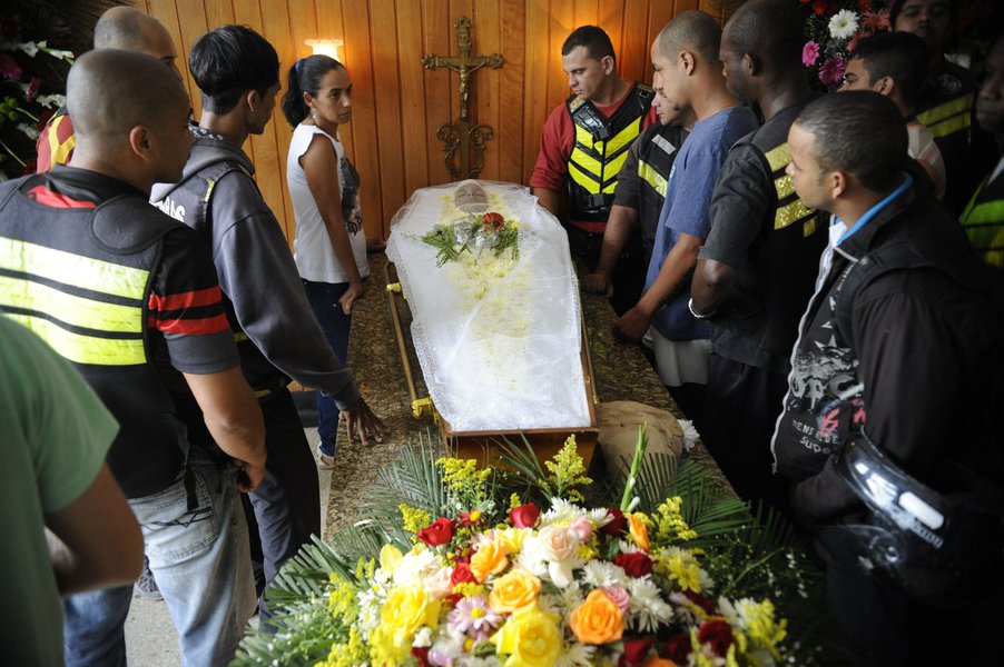 Corpo do dançarino Douglas Rafael Silva foi sepultado em clima de grande comoção, no Cemitério São João Batista, em Botafogo, zona sul da cidade; sob muitos aplausos e aos gritos de "justiça" e "polícia assassina", o caixão foi colocado em um jazigo simples; antes de fecharem a sepultura, os presentes seguraram o caixão no alto e cantaram músicas funk enaltecendo o amigo e protestando contra a violência policial