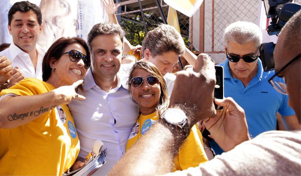 O presidenciável Aécio neves (PSDB) afirmou que, se eleito, uma de suas primeiras propostas será enviar ao Congresso um projeto que prevê a simplificação do sistema tributário com foco nas micro e pequenas empresas; "Temos que conseguir melhores condições de competitividade focadas no micro e no pequeno empresário, que são os que mais empregam na economia brasileira", afirmou o candidato, no centro de comércio popular no Rio