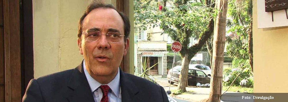 Escritor cubano Carlos Alberto Montaner, autor do Manual do Perfeito Idiota Latino-Americano, publica em sua coluna no Miami Herald conversa com suposto embaixador americano sobre o que motivou espionagem do governo Dilma: “Tudo que você tem a fazer é ler os registros do Foro de São Paulo e observar a conduta do governo brasileiro. Os amigos de Luis Inácio Lula da Silva, de Dilma Rousseff e do Partido dos Trabalhadores são os inimigos dos Estados Unidos”, teria dito