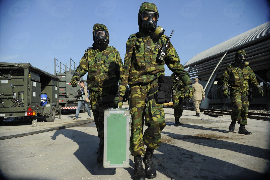 Cerca de 300 homens do Exército ficarão de prontidão no Rio de Janeiro para atuar em resposta a eventuais atentados envolvendo agentes químicos, biológicos, radiológicos ou nucleares, durante a Copa; principal foco de atenção dos militares será o Maracanã, que sediará sete jogos do torneio, entre eles a final, no dia 13 de julho, mas equipes estão de prontidão para atuar em outros possíveis alvos de ataque, como estações de metrô
