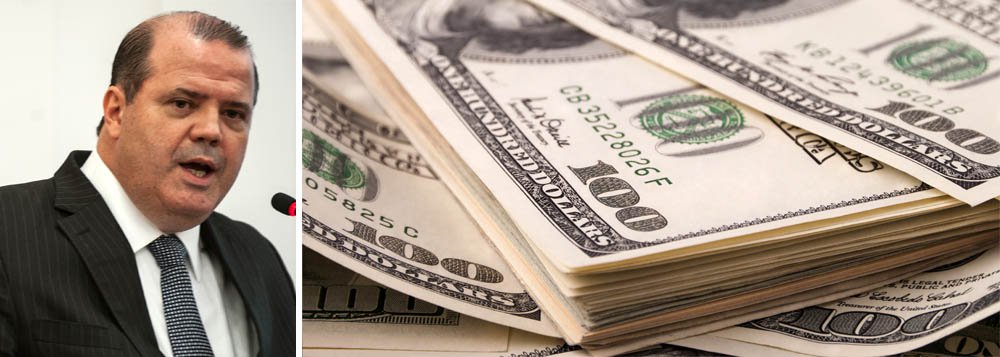 Leilões promovidos pelo Banco Central, comandado por Alexandre Tombini, foram insuficientes para deter a alta da moeda americana; para esta quinta, BC promete munição pesada: leilões de US$ 4 bilhões