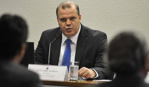 De acordo com o Banco Central, presidido por Alexandre Tombini, o resultado é explicado pela diferença entre receitas e despesas com juros incidentes em moeda local; valor só poderá ser utilizado pelo Tesouro Nacional para o pagamento de dívidas; também foram captados R$ 27 bilhões no primeiro semestre a título de reservas internacionais