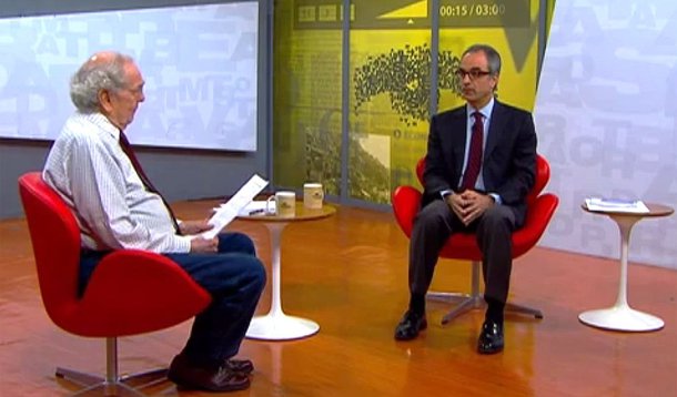 Em entrevista a Alberto Dines, do Observatório da Imprensa, o vice-presidente das Organizações Globo, João Roberto Marinho, afirma ser incomparável a situação da mídia no Brasil e na Inglaterra, onde tabloides foram punidos por invadir a privacidade de pessoas públicas; "Quando se fala que devíamos ter um conselho externo, para ver se estamos cumprindo a autorregulação... na Inglaterra tinha tudo isso e essas coisas não funcionam. O que funciona é a preferência e a confiança do leitor", diz ele; assista