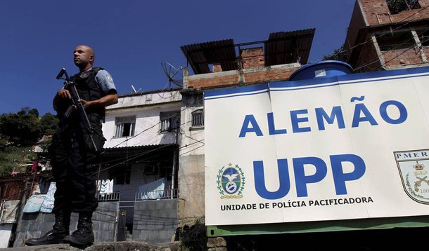 O soldado Fabio Gomes da Silva, 30 anos, da Unidade de Polícia Pacificadora (UPP), morreu, no hospital, depois de ser atingido na cabeça, em um tiroteio no Complexo do Alemão, na zona norte da cidade do Rio de Janeiro; segundo a Polícia Militar (PM), os policiais faziam patrulhamento na comunidade da Fazendinha, quando foram atacados; o policial chegou a ser encaminhado para o Hospital Getúlio Vargas, próximo ao Complexo do Alemão, mas não resistiu ao ferimento