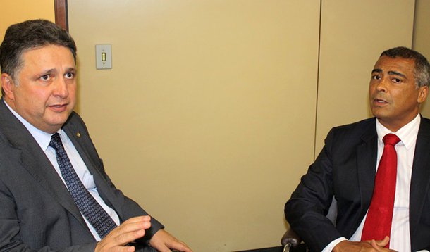 Líder da última pesquisa Ibope sobre a disputa pelo governo do Rio de Janeiro, o deputado Anthony Garotinho (PR) não tem candidato ao Senado e deve fechar aliança com Romário (PSB); o ex-jogador aparece tecnicamente empatado com o ex-governador Sérgio Cabral (PMDB).