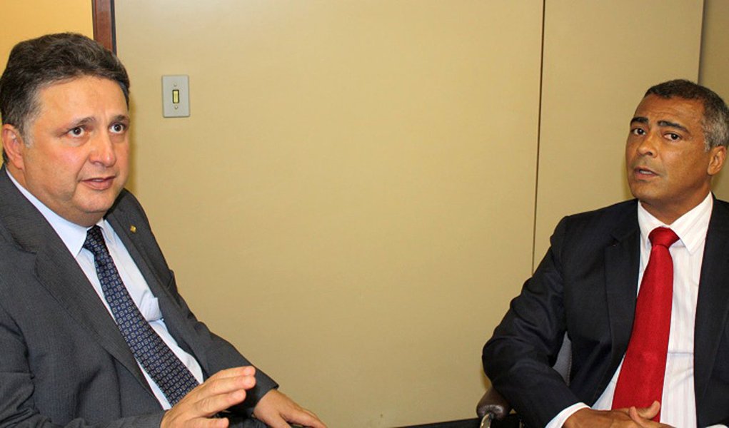 Líder da última pesquisa Ibope sobre a disputa pelo governo do Rio de Janeiro, o deputado Anthony Garotinho (PR) não tem candidato ao Senado e deve fechar aliança com Romário (PSB); o ex-jogador aparece tecnicamente empatado com o ex-governador Sérgio Cabral (PMDB).