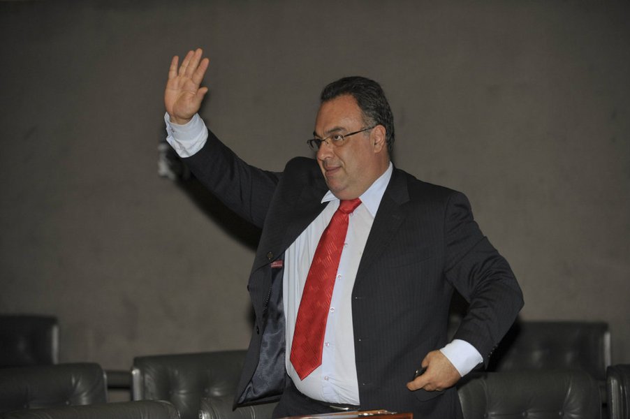 Relatório do deputado Júlio Delgado (PSB-MG) foi apresentado no último dia 5, recomendando a punição do parlamentar, investigado por manter relações com o doleiro Alberto Youssef e por intermediar, com o Ministério da Saúde, contratos em favor do laboratório Labogen, de Youssef; em nota, Vargas confirmou que vai recorrer à Comissão de Constituição e Justiça (CCJ)