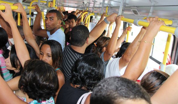 A orientação é que as vítimas e os demais passageiros denunciem pelo celular, pedindo a intervenção de uma patrulha, que levará o suspeito para a delegacia. “A mulher ou os outros passageiros devem tentar acionar o 190 e fornecer informações sobre a localização e o roteiro do ônibus, para que o veículo possa ser interceptado”, explicou a delegada da Delegacia da Mulher, Ana Cristina Melo