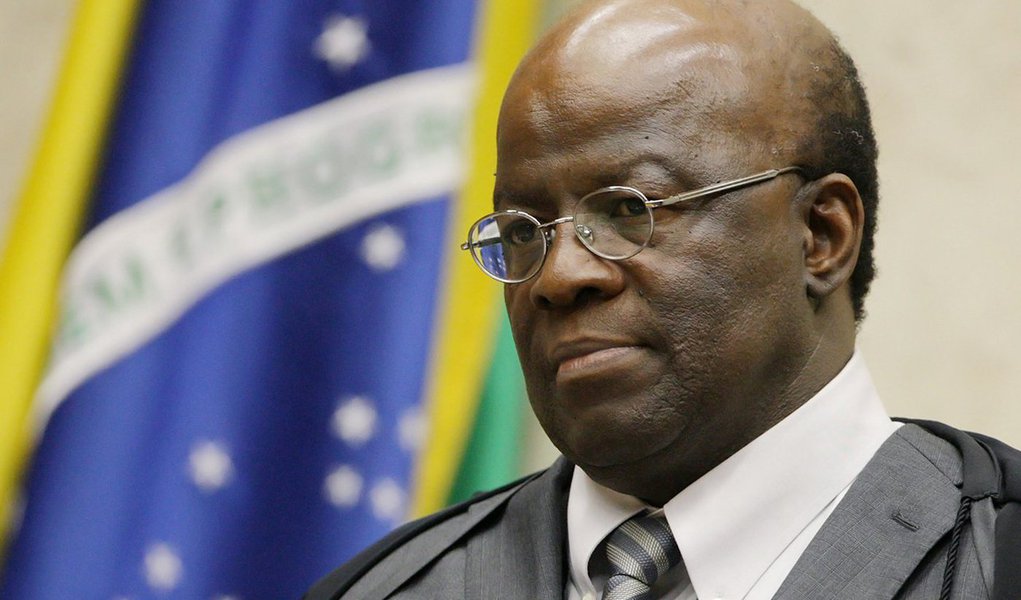 Ofício com o pedido de aposentadoria do presidente do Supremo Tribunal Federal, ministro Joaquim Barbosa, chegou ao Ministério da Justiça, mais precisamente às mãos do ministro José Eduardo Cardozo, na noite desta quarta (2); documento, assinado por Ricardo Lewandowski, será encaminhado à presidente Dilma Rousseff (PT); é o procedimento burocrático obrigatório para que Barbosa deixe definitivamente o STF