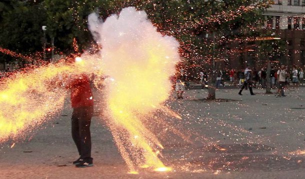 O profissional gravava o protesto quando uma bomba explodiu ao lado de sua cabeça, na noite desta quinta-feira (6); o cinegrafista foi levado para o Hospital Municipal Souza Aguiar, onde está sendo operado no centro cirúrgico; estado de saúde é grave; familiares pediram que o nome do cinegrafista fosse preservado