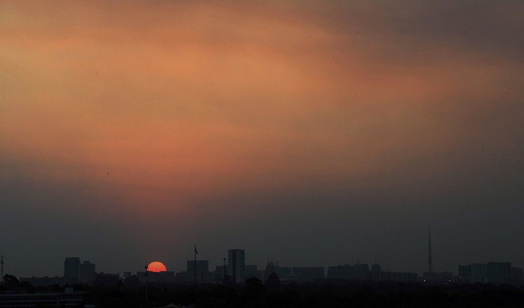 Moradores do Distrito Federal e do leste de Goiás devem redobrar os cuidados com o calor e com a umidade relativa do ar, que deve ficar abaixo de 30% até sexta-feira (10); segundo o Instituto Nacional de Meteorologia (Inmet), Brasília deve ter temperatura máxima nesta segunda-feira (6) de 31 graus Celsius (°C) e a umidade relativa do ar pode chegar a 25% entre as 15h e as 17h