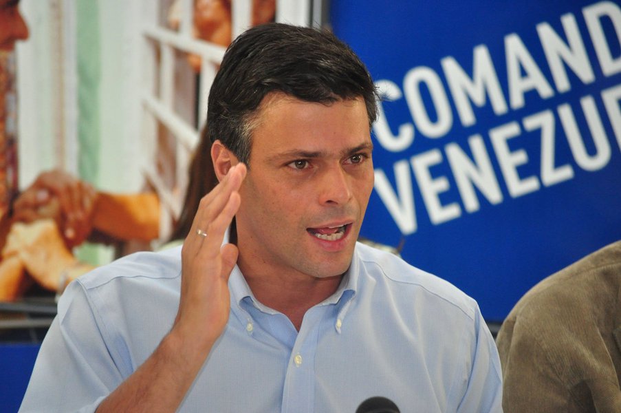 Leopoldo López, acusado pelo governo Nicolás Maduro de assassinato e terrorismo em decorrência dos protestos no país, publicou um vídeo na noite deste domingo anunciando que marchará com os manifestantes na próxima terça-feira; "Eu estarei lá mostrando a minha cara a todos, não tenho nada a temer", disse; governo o buscava na casa de seus familiares, sem sucesso; assista ao vídeo