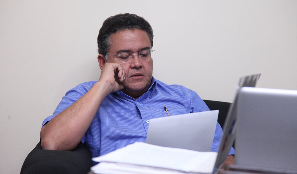 O candidato a senador da coligação "Todos pelo Maranhão", Roberto Rocha, respondeu as críticas feitas a ele no que se refere à divulgação dos bens a Justiça Eleitoral; em seu pedido de registro de candidatura impetrado no Tribunal Regional Eleitoral (TRE), Rocha declarou possuir bens no valor de R$ 150 mil; esses bens são referentes a pessoa física