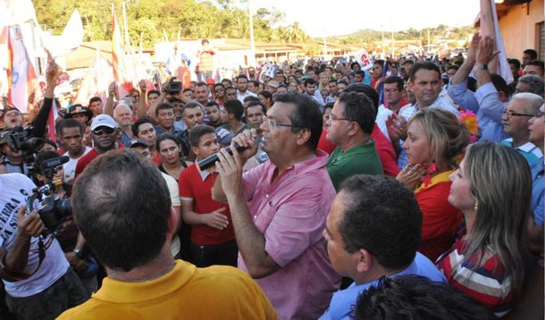 O candidato ao governo do Maranhão, Flávio Dino (PC do B), defendeu a transformação do modelo político do Estado baseado em três pilares: igualdade de oportunidade, proximidade da gestão com a sociedade e honestidade; "Vamos convidar a sociedade para participar efetivamente do governo e primar pela honestidade na aplicação do dinheiro público para combater as graves injustiças no Maranhão e acabar com o culto à personalidade. Os secretários vão ter que conhecer o Estado, e não a dimensão do poder", afirmou