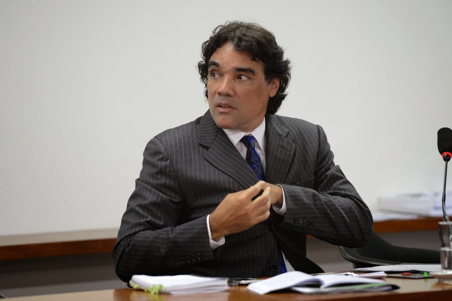 Segundo matéria do Diário do Poder, o pré-candidato ao governo do Maranhão, senador Edison Lobão Filho (PMDB), ofereceu R$ 20 mil para denúncias contra o adversário político, o ex-presidente da Embratur e também pré-candidato ao governo do estado, Flávio Dino (PCdoB). Lobão Filho, mais conhecido no Maranhão como Edinho Lobão, declarou que o valor é oferecido "a quem trouxer os processos da Embratur, onde há claramente crime de má gestão, de roubo e furto". 