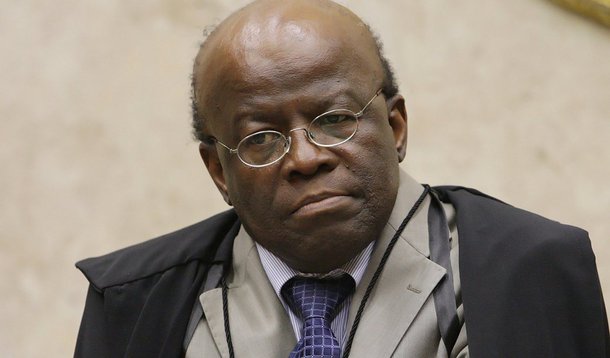 Portal Migalhas lembra que pedido de aposentadoria de Joaquim Barbosa "já vinha sendo chamado de cabeça de bacalhau, ou seja, ninguém nunca o tinha visto"; agora que o ministro adiu a saída do STF para agosto, site prevê que aposentadoria "pode ir para as calendas"; coluna lembra ainda o comercial do site de vendas OLX: "desapega", JB!