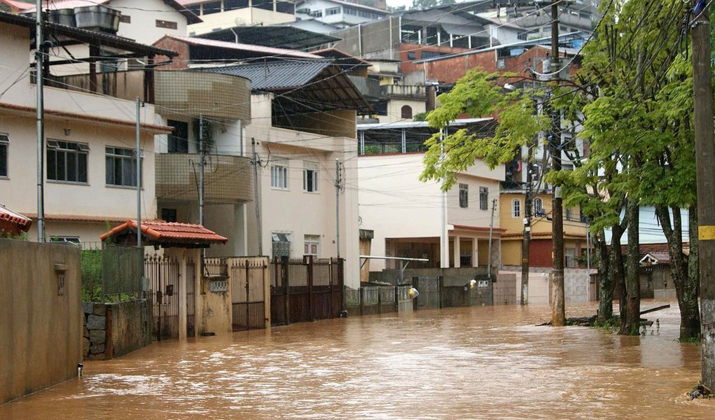 Há vários pontos de alagamento em vias da cidade, o que provoca grandes engarrafamentos; a Avenida Radial Oeste ficou fechada por vários minutos devido a bolsões de água; duas linhas de trem da região metropolitana (Saracuruna e Belford Roxo) foram interrompidas devido à chuva; uma queda de muro na Estação de Piedade, na zona norte da cidade, provoca atraso em outras três (Deodoro, Santa Cruz e Japeri)