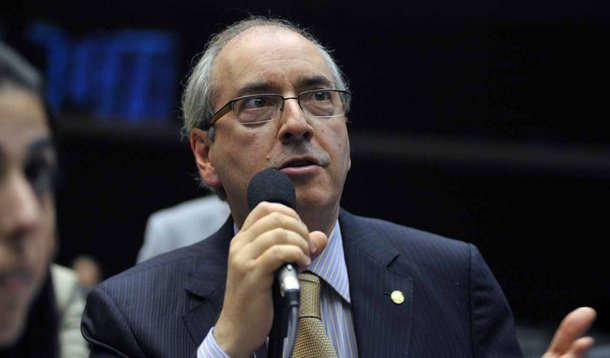 Líder do PMDB, deputado Eduardo Cunha apresentou texto alternativo ao projeto do marco civil da internet; emenda faz parte da estratégia do PMDB para derrubar a proposta do governo; "Primeiro vamos votar pela rejeição do marco civil; se não for rejeitado, vamos discutir a emenda", disse Cunha; principal diferença trata da neutralidade da rede; Cunha quer liberdade total para operadoras fixarem seus pacotes