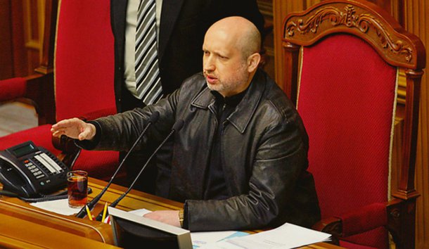 O presidente em exercício da Ucrânia Oleksander Turchinov, em um discurso no Parlamento, referiu-se às três mortes nos últimos dois dias em Donetsk e Kharkiv e disse que há um "perigo real" de uma invasão de forças russas pela fronteira leste da Ucrânia