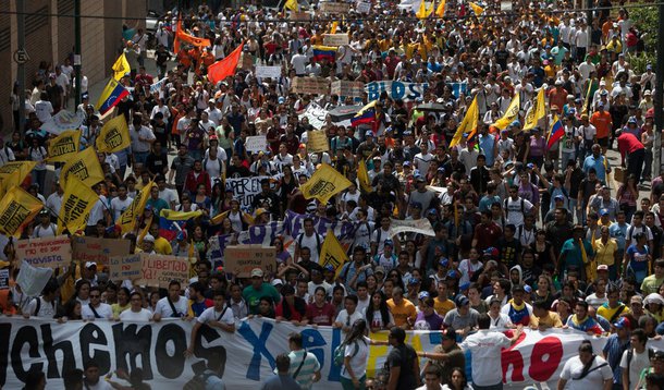 Segundo a página do Senado norte-americano, nas sessões estarão presentes, entre outros, a subsecretária de Estado para a América Latina, Roberta Jacobson, o especialista do Carnegie Endowment for International Peace, Moisés Naím, o diretor da Divisão para as Américas da Human Rights Watch, José Miguel Vivanco, e o antigo embaixador dos Estados Unidos em Caracas Patrick Duddy