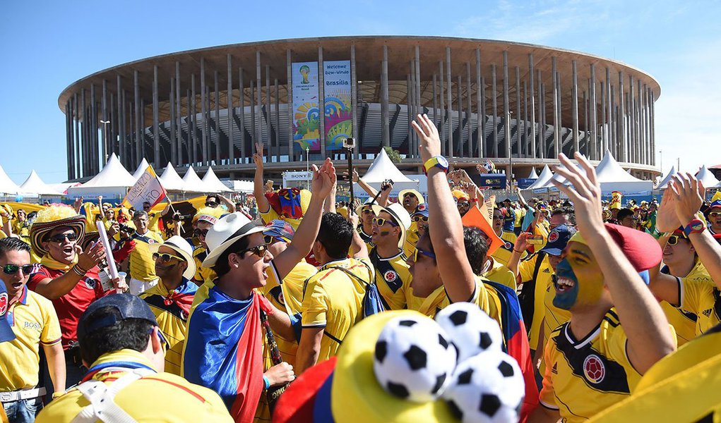 Governo do Distrito Federal faz avaliação positiva da primeira semana de Copa do Mundo na capital federal; os dois jogos disputados no Mané Garrincha reuniram mais de 137 mil torcedores; já a Fifa Fan Fest recebeu 120 mil pessoas durante os jogos; tudo na paz, sem ocorrências graves; expectativa do governo é que na segunda (23), quando o Brasil disputará com Camarões uma vaga nas oitavas de final do Mundial, o Mané Garrincha atinja sua capacidade máxima, de 70 mil torcedores