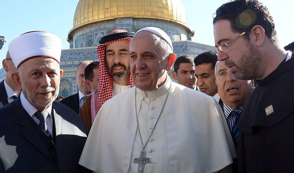 Perguntado pelos jornalistas, no voo de regresso a Roma, após visita a Israel, sobre os resultados das eleições para o Parlamento Europeu, o pontífice disse que “não entende tanto” de assuntos como o populismo ou o euro. Ele comentou, no entanto, sobre o desemprego, que considera grave, e acrescentou, como publicou o diário La Stampa, que o mundo está “em um sistema econômico onde o centro é o dinheiro, não a pessoa humana”