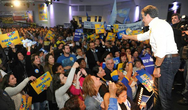 O governador do Paraná, Beto Richa (PSDB), foi homologado neste domingo (29), como candidato à reeleição. O senador Álvaro Dias foi também confirmado como postulante à reeleição ao Senado durante a convenção da legenda; De acordo com informações do site do partido tucano, o presidenciável Aécio Neves teve um encontro reservado com o governador; "É uma aliança entre a continuidade daquilo que no Paraná vem dando certo com a mudança daquilo que no Brasil vem dando errado", disse Aécio