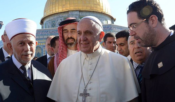 Perguntado pelos jornalistas, no voo de regresso a Roma, após visita a Israel, sobre os resultados das eleições para o Parlamento Europeu, o pontífice disse que “não entende tanto” de assuntos como o populismo ou o euro. Ele comentou, no entanto, sobre o desemprego, que considera grave, e acrescentou, como publicou o diário La Stampa, que o mundo está “em um sistema econômico onde o centro é o dinheiro, não a pessoa humana”