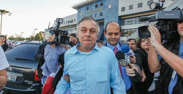 Procuradores esperam obter no acordo de delação premiada com o ex-diretor da Petrobras Paulo Roberto Costa provas de que esquema de propina comandado pelo doleiro Alberto Youssef, preso na operação Lava Jato, beneficiou campanhas eleitorais; Costa apresentou recentemente pedido para que o Tribunal Regional Federal da 4ª Região reconheça a incompetência do juiz federal Sergio Fernando Moro para acompanhar o caso