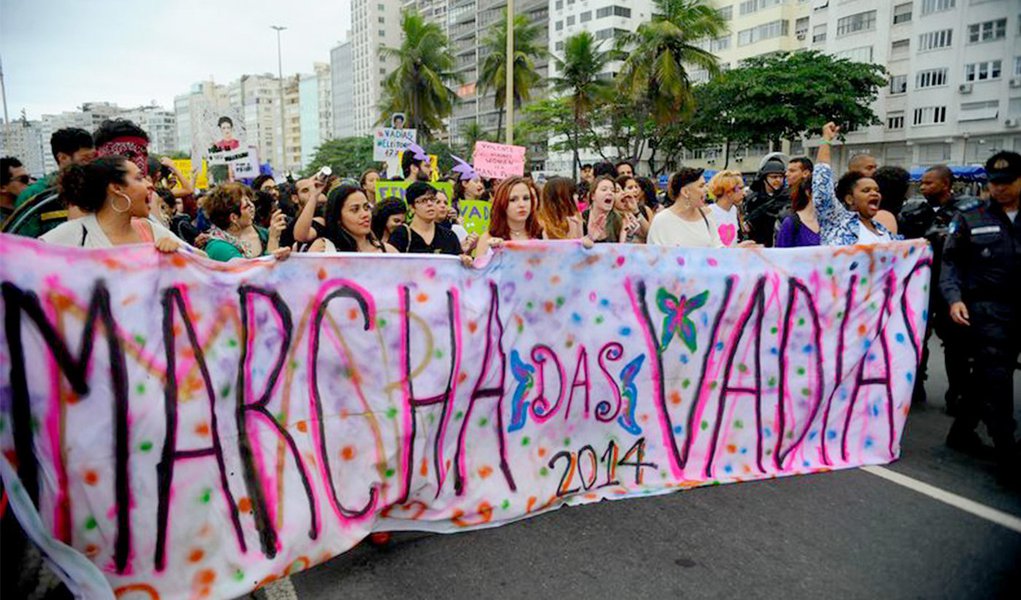 A Marcha das Vadias, evento de luta pelos direitos da mulher, reuniu cerca de 300 pessoas na orla de Copacabana nesse sábado, 9, zona sul do Rio de Janeiro; manifestantes protestaram contra violência sexual e em defesa de direitos como ao parto humanizado, ao aborto ; na metade do percurso, houve princípio de tumulto quando o grupo tentou ocupar uma das vias da Avenida Atlântica e foi contido pela PM. Após alguns minutos de tensão entre alguns manifestantes e policiais, a marcha voltou a ocupar apenas uma das pistas da via