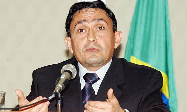 O Conselho Especial do Tribunal de Justiça do DF determinar que o governador Agnelo Queiroz (PT) encaminhe em 18 meses um projeto de lei ao Legislativo que regulamente a forma como a população pode participar do processo de escolha de administradores regionais; hoje, é o governador quem define nomes para ocupar o cargo em Brasília e nas outras 30 administrações regionais; o conselho declarou que há até agora "omissão legislativa"; responsabilidade para elaborar regulamentação é do chefe do Executivo, segundo o relator do caso, George Lopes Leite (foto)